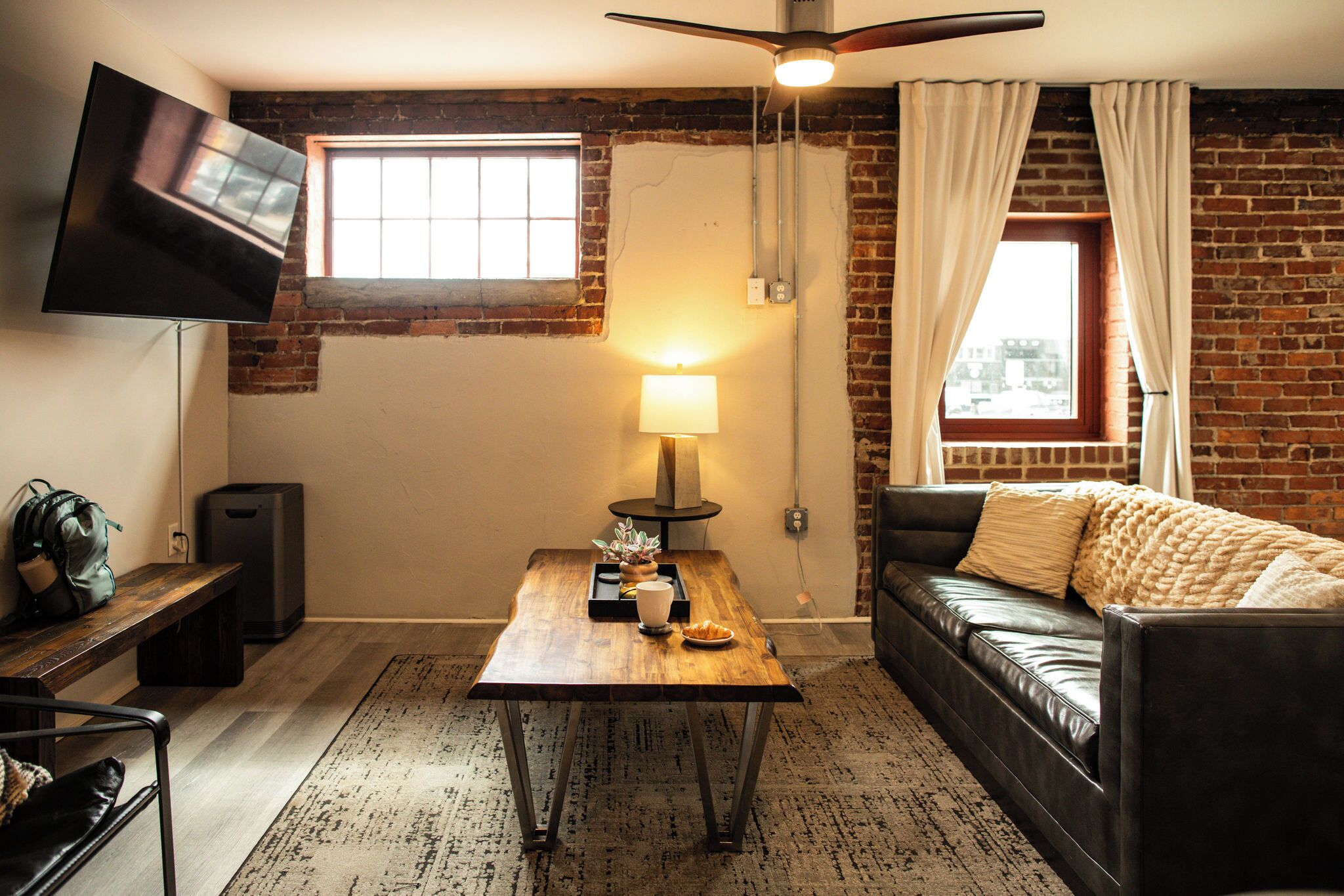 3 Bedroom Suite, Ground Floor, Room 1 | 거실 공간 | 케이블 채널 시청이 가능한 45인치 스마트 TV, 넷플릭스, 스트리밍 서비스