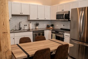 Townhouse – premium | Spiseområde på rommet
