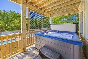 Outdoor spa tub - Soundside Dog Friendly Home w/ Private Pool, HotTub, Game Room, Community Tennis (Avon)