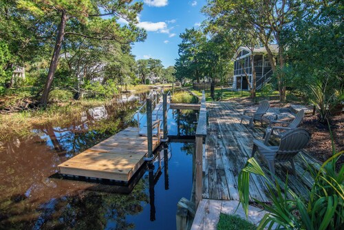 Peace of Pawleys Great 4 bedroom home located on the creek in Pawleys
