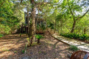 Property grounds - Peace of Pawleys Great 4 bedroom home located on the creek in Pawleys (Pawleys Island)