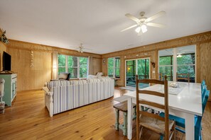 TV - Peace of Pawleys Great 4 bedroom home located on the creek in Pawleys (Pawleys Island)