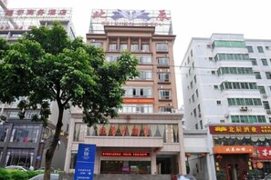 A multi-story building with signage for a hotel and a restaurant. - Beichen Hotel (Haikou)