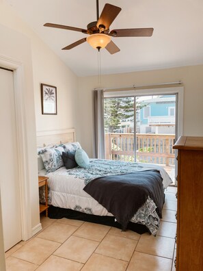 2 bedrooms, desk, free WiFi, bed sheets - Casitas Del Lobo Palm Paradise - 2 min walk to the Bay, 7 min walk to the Ocean! (South Padre Island)