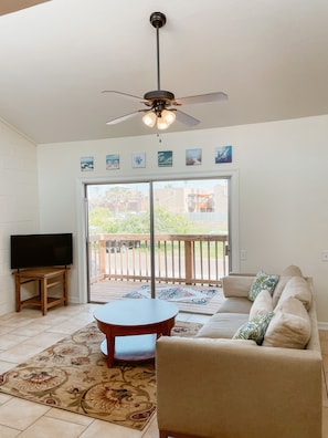 Smart TV - Casitas Del Lobo Palm Paradise - 2 min walk to the Bay, 7 min walk to the Ocean! (South Padre Island)