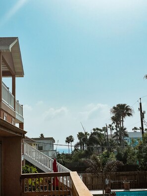 Property grounds - Casitas Del Lobo Palm Paradise - 2 min walk to the Bay, 7 min walk to the Ocean! (South Padre Island)