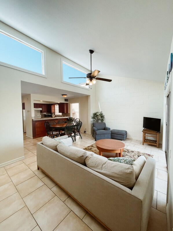 Smart TV - Casitas Del Lobo Palm Paradise - 2 min walk to the Bay, 7 min walk to the Ocean! (South Padre Island)