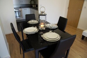 Apartment | Private kitchen | Fridge, microwave, oven, stovetop - Impeccable 2-bed Apartment in Brentwood (Brentwood)