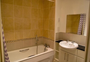 Bathroom - Impeccable 2-bed Apartment in Brentwood (Brentwood)