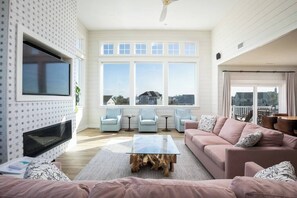 Tv, eldstad och böcker