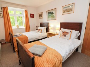 2 kamar tidur dan didekorasi berbeda-beda