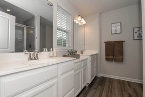 Bathtub, hair dryer, towels, shampoo - 3BR Home on Eckert Lane | Near Highland Square (Akron)