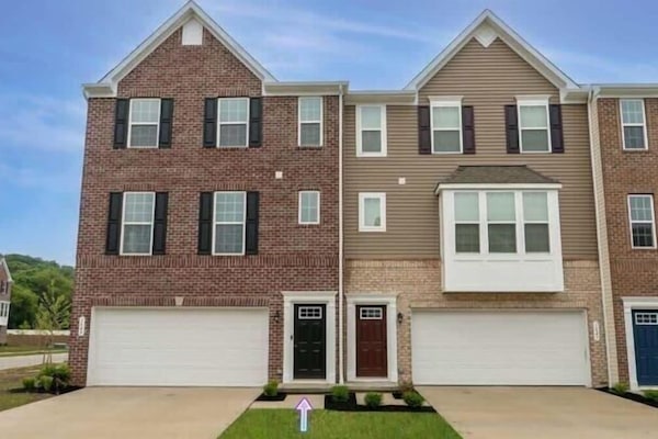 This classic townhouse in Akron offers a blend of timeless charm and modern comfort. Located in a quiet neighborhood, it’s the perfect spot to relax or explore nearby attractions, dining, and entertainment.