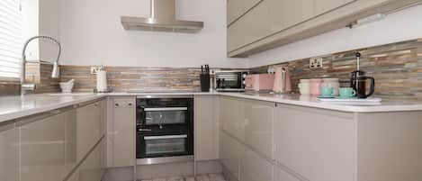 Cottage | Bếp riêng | Tủ lạnh, máy rửa bát, ấm điện, lò nướng bánh mì