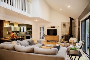 Smart TV, chimenea, tenis de mesa y monitor de computadora 