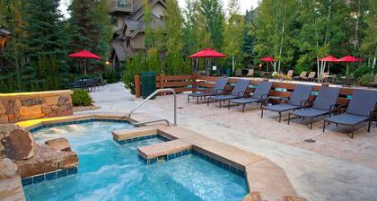Absolutely Darling Condo w/ Very Short Walk to Arrowhead Lift, Pool, Hot Tub!!