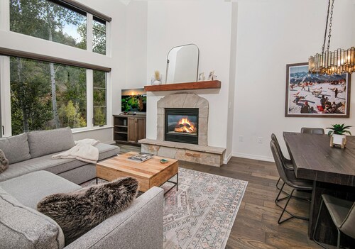 Absolutely Darling Condo w/ Very Short Walk to Arrowhead Lift, Pool, Hot Tub!!