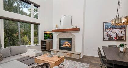 Absolutely Darling Condo w/ Very Short Walk to Arrowhead Lift, Pool, Hot Tub!!