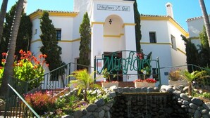 En hvid bygning med skilt, der siger "Miraflores Golf".