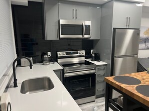 Refrigerador, microondas, horno y parrilla de estufa 