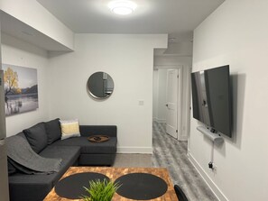TV - Ultra Modern Townhome with Extra Large Terrace (Niagara Falls)