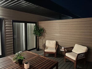 Outdoor dining - Ultra Modern Townhome with Extra Large Terrace (Niagara Falls)