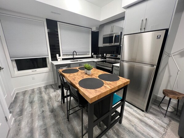 Refrigerador, microondas, horno y parrilla de estufa 