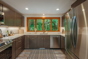 ثلاجة، ميكروويف، فرن، موقد طهي مسطح