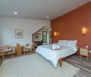 3 soverom, skrivebord, strykejern/-brett og reiseseng for barn