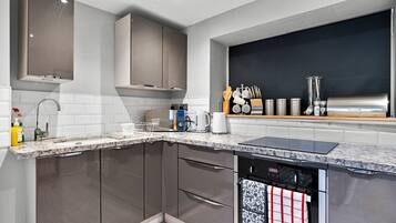 Coffee/tea maker, fridge, microwave, oven