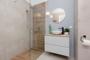 Shower, towels - One-bedroom Apartment Aignera Warsaw (Warsaw)