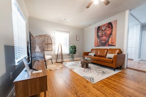 Smart TV - Cheerful Boho Stay - Minutes From Hospital (Benton)