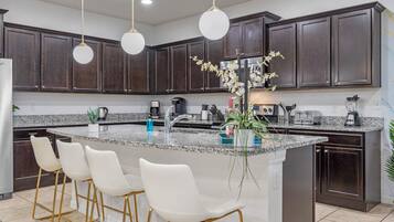 Geladeira, micro-ondas, fogão, cooktop