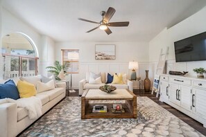 Téléviseur connecté, lecteur de DVD, table de baby-foot, livres