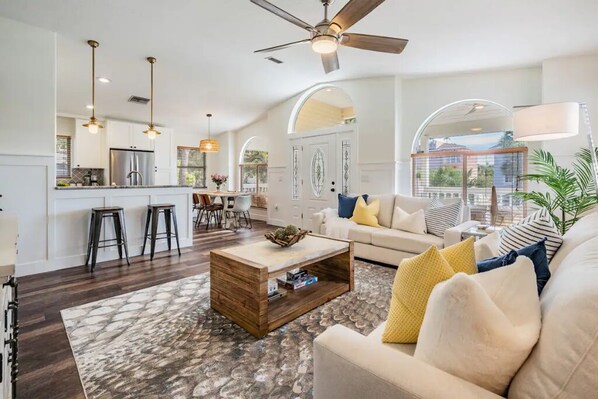 Téléviseur connecté, lecteur de DVD, table de baby-foot, livres