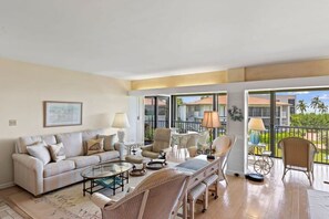 TV, offices - Gorgeous Oceanfront Residence at Sunset South (Sanibel)