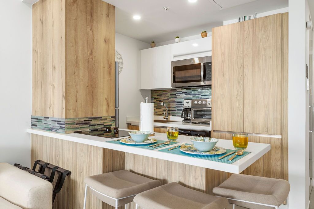 Kühlschrank, Mikrowelle, Herdplatte, Geschirrspüler