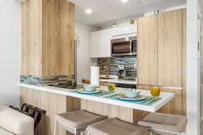 Fridge, microwave, stovetop, dishwasher - Ground floor Oceanfront Studio to Relax and Unwind in Aruba! (Noord)