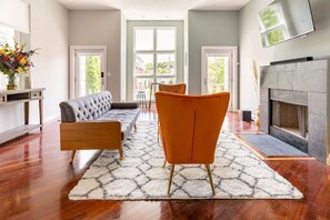 Smart TV - Greystone, 3500 sq ft, Rooftop Access, Sleeps 16 (Chicago)