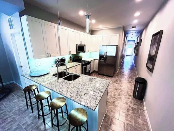 Fridge, microwave, oven, stovetop - Greystone, 3500 sq ft, Rooftop Access, Sleeps 16 (Chicago)