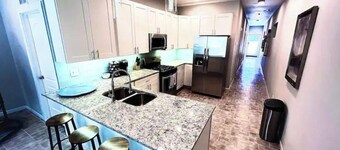 Greystone, 3500 sq ft, Rooftop Access, Sleeps 16