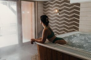 Interior - Wifi, 100m from ski slopes, fitness, swimming pool, sauna, hammam, balcony, fireplace or stove, tv (Val Thorens)