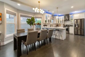 Fridge, microwave, oven, stovetop - 5 Star Epicurean Experience with Hip, Modern, Gazebo with BBQ Grill & Sleeps 14. (Chicago)