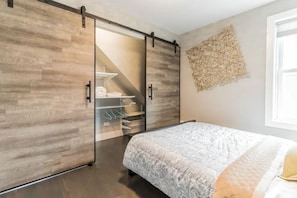 5 bedrooms, desk, iron/ironing board, free WiFi