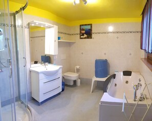 Bathtub, towels