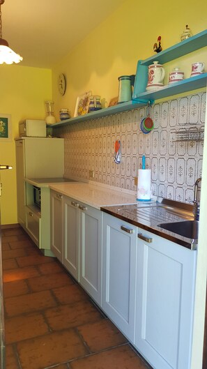Fridge, microwave, oven, coffee/tea maker