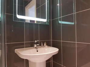 Apartment | Badezimmer | Duschwanne, Komfortbadewanne, Handtücher