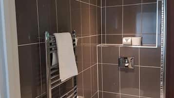 Apartment | Bathroom | Combined shower/bathtub, deep-soaking bathtub, towels