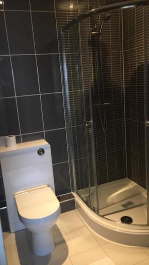 Appartement | Salle de bain | Ensemble douche/baignoire, baignoire relaxante profonde