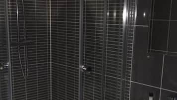 Apartment | Bathroom | Combined shower/bathtub, deep-soaking bathtub, towels